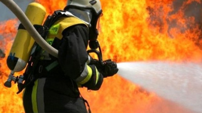 İzmir de fabrika yangını: 20 itfaiye aracı müdahale etti