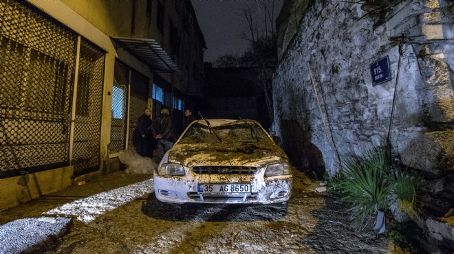 İzmir de faciadan dönüş: Duvar arabaların üzerine yıkıldı!