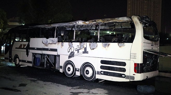 İzmir de faciaya kıl payı: Yolcu otobüsü alev topuna döndü