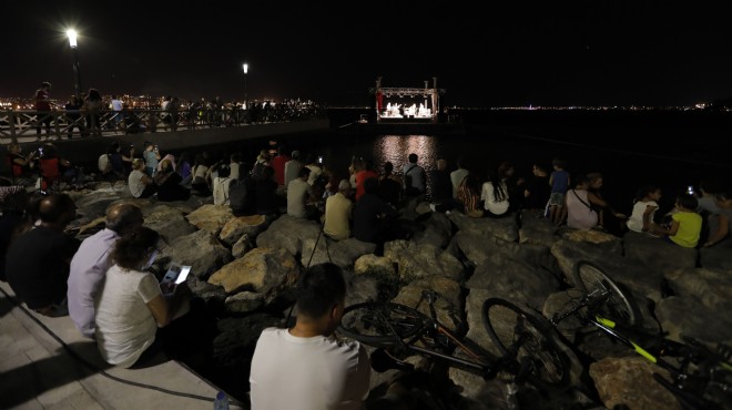 İzmir de fantastik buluşma: Denizin üstünde konser