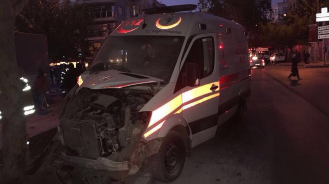 İzmir de feci ambulans kazası: Önce arabaya, sonra ağaca...