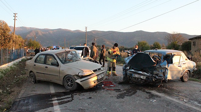 İzmir de feci kaza: 1 i ağır 3 yaralı!
