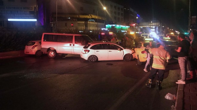İzmir de feci kaza: 5 araba birbirine girdi!