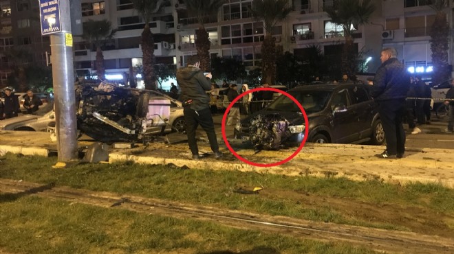 İzmir de feci kaza: Arabanın motoru kaldırıma fırladı!