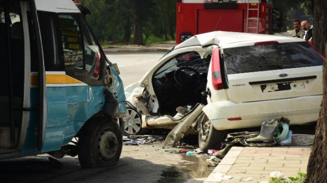 İzmir de feci kaza: Arabayı metrelerce sürükledi!