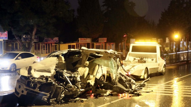 İzmir de feci kaza: Araç kontrolden çıktı ve...