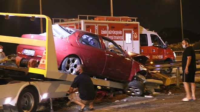 İzmir de feci kaza: Bariyerlere ok gibi saplandı!