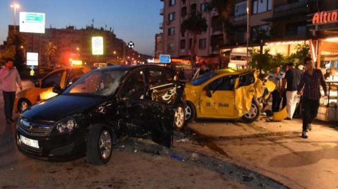 İzmir de feci kaza: Hızını alamadı, taksileri biçti!