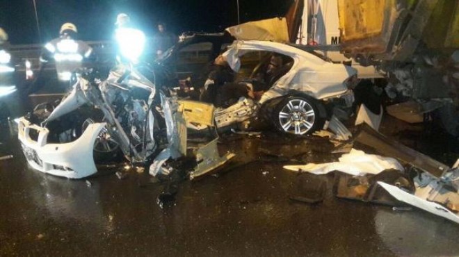 İzmir de feci kaza: Kamyon durdu, 3 hayat gitti!