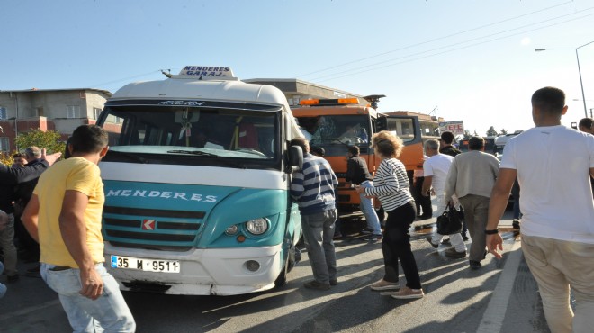 İzmir de feci kaza: Kamyon minibüsü biçti!