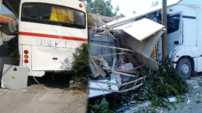 İzmir de feci kaza: Midibüs üst geçide, kamyon kahveye!