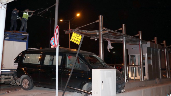 İzmir de feci kaza: Önce arabaya, sonra durağa!