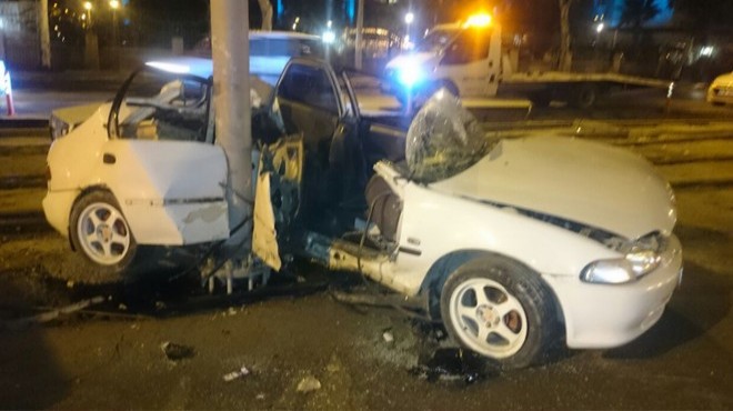 İzmir de feci kaza: Otomobil direğe çarptı...