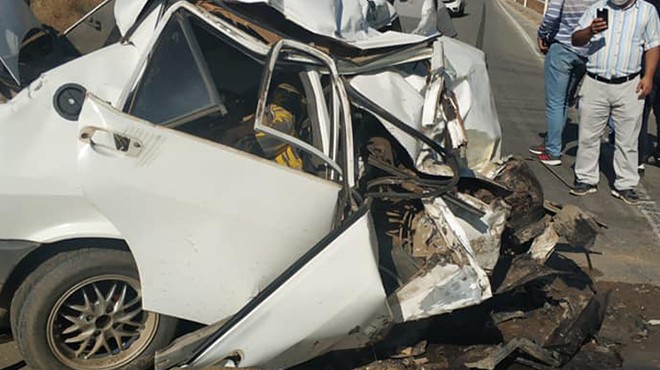 İzmir de feci kaza: Otomobil kağıt gibi yırtıldı!
