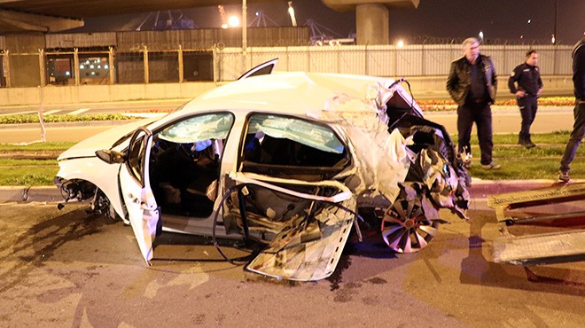 İzmir de feci kaza: Otomobil paramparça!