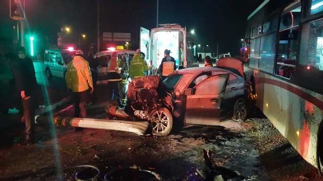 İzmir de feci kaza: Otomobil paramparça!