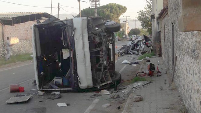 İzmir de feci kaza: Otomobil paramparça oldu!