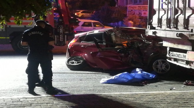 İzmir de feci kaza: Otomobil TIR ın altına girdi!