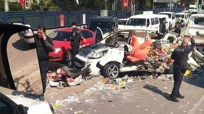İzmir de feci kaza: Otomobil tuz buz oldu!