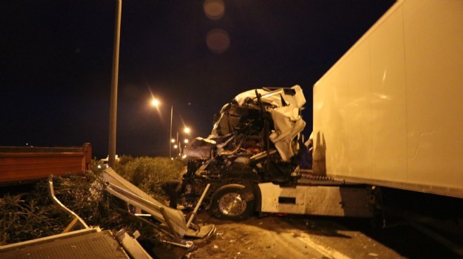 İzmir de feci kaza: Şoför öldü, trafik işaretçisi ağır yaralı