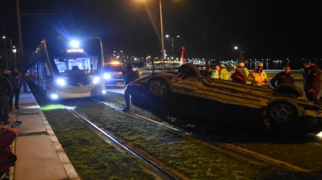 İzmir de feci kaza: Takla atarak tramvay yoluna girdi