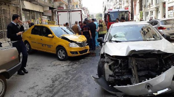 İzmir de feci kaza: Tansiyonu yükseldi, önüne gelene çarptı!