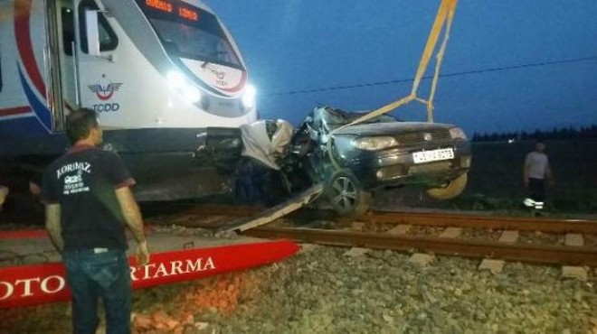 İzmir de feci kaza: Tren arabayı biçti!