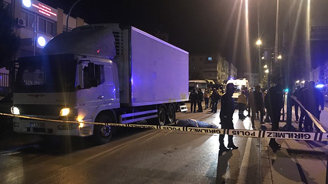 İzmir de feci ölüm: Bisikletli genç kamyonun altında kaldı!