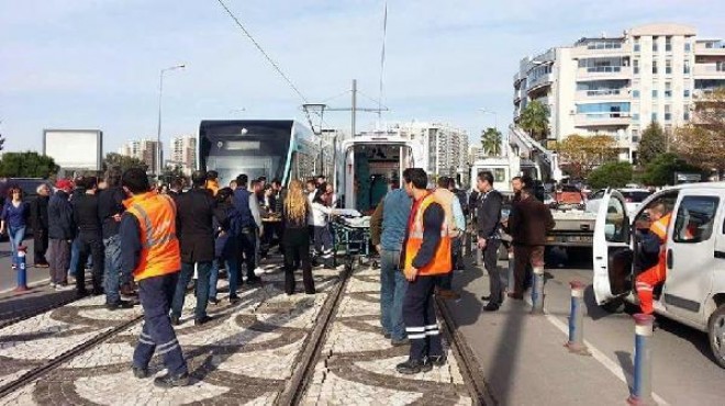 İzmir de feci ölüm! Yaşlı kadın tramvayın altında kaldı