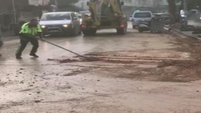 İzmir de fedakar polis: Kürekle yolu temizledi