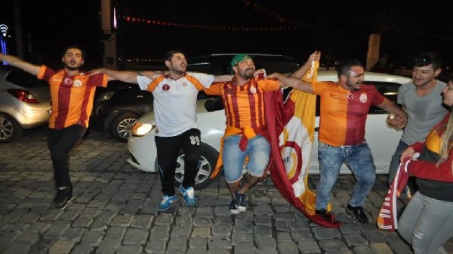 İzmir de Galatasaraylı taraftarların kupa coşkusu