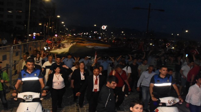 İzmir de gece boyu 19 Mayıs coşkusu