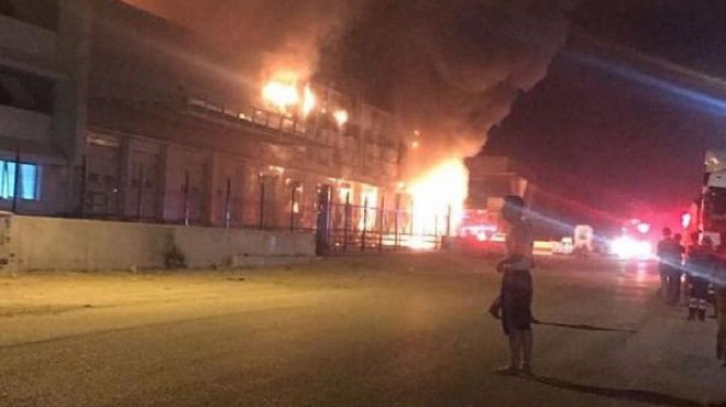 İzmir de gece yarısı yangın: Fabrika kül oldu!
