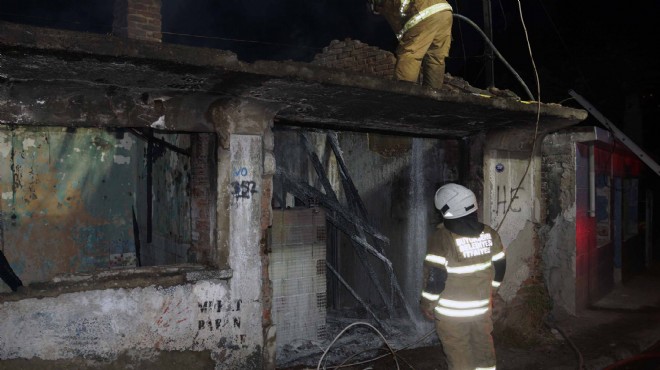 İzmir de gece yarısı yangın mesaisi: Bina kül oldu