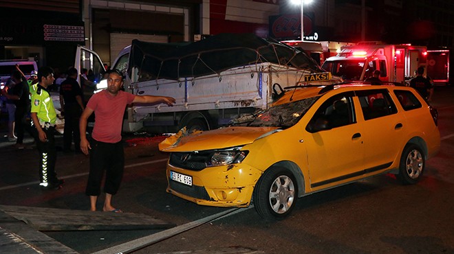 İzmir de gece yarısı zincirleme kaza: 3 araç birbirine girdi!