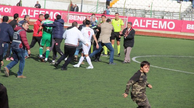 İzmir de gergin maç... Taraftar futbolculara saldırdı!