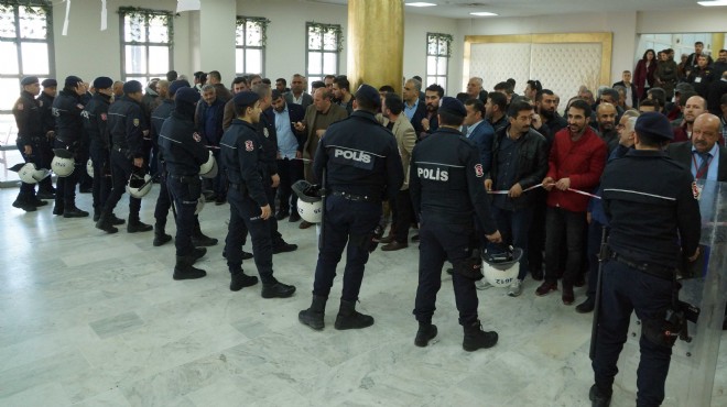 İzmir de gergin seçim: Pazarcılar birbirine girdi!