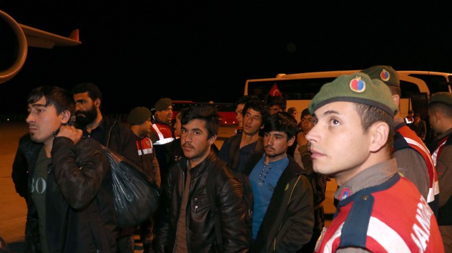İzmir de kaçak göçmenlere sınır dışı!