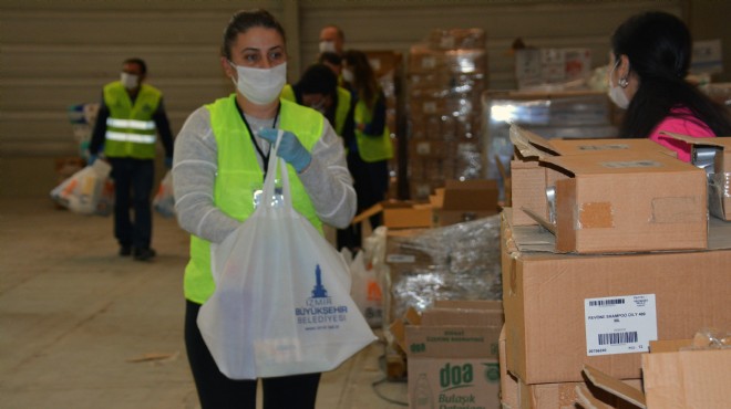 İzmir de gönüllüler devrede: Koli koli yardım geliyor