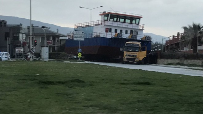 İzmir de akılalmaz kaza: Gemi yolu kapattı!