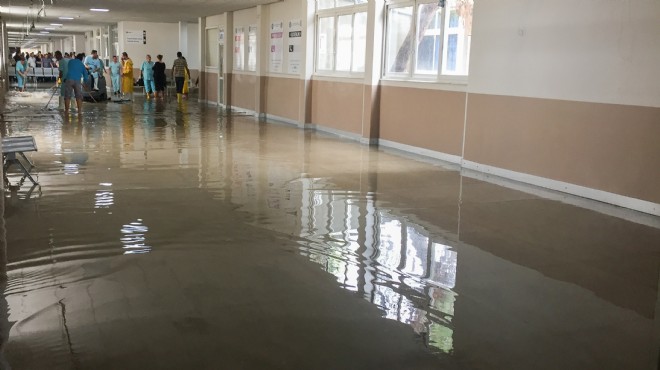 İzmir i sağanak vurdu: Hastane göle döndü!