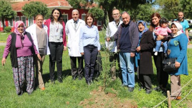 İzmir de hayata döndüğü hastanenin bahçesine fidan dikti