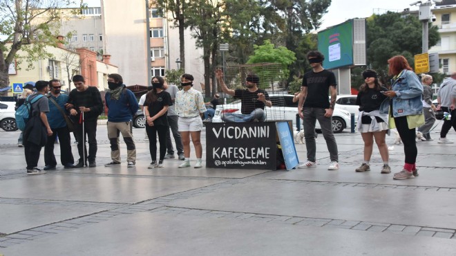 İzmir de hayvanseverlerden  kafes  eylemi