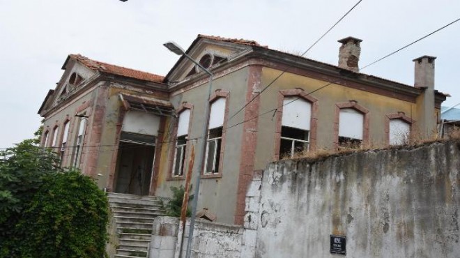 İzmir de iç yakan görüntü... Tarihi okul yağmalandı