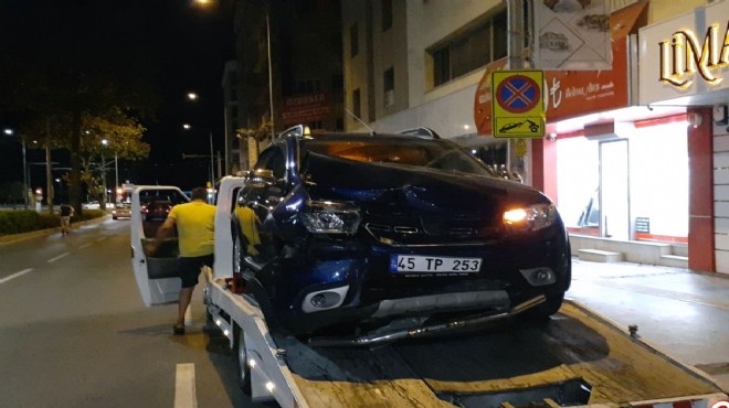 İzmir de iki araç birbirine girdi: 4 yaralı!
