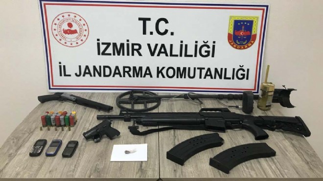 İzmir de iki cezaevi firarisi ve bir yoklama kaçağı silahlarla yakalandı