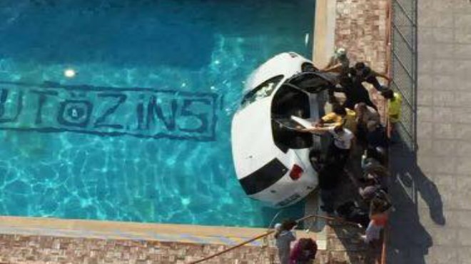 İzmir de ilginç kaza: Havuzda araba var!