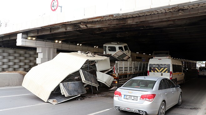 İzmir de ilginç kaza: TIR alt geçide sıkıştı!
