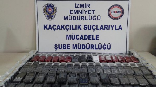 İzmir de kaçak cep telefonu operasyonu: 4 gözaltı