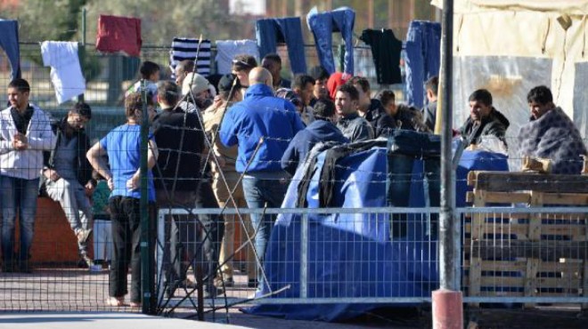 İzmir de kaçak göçmen operasyonu: 53 gözaltı!